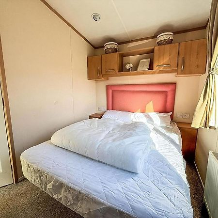 Lovely 6 Berth Caravan For Hire At Manor Park In Hunstanton Norfolk Ref 23044S Экстерьер фото